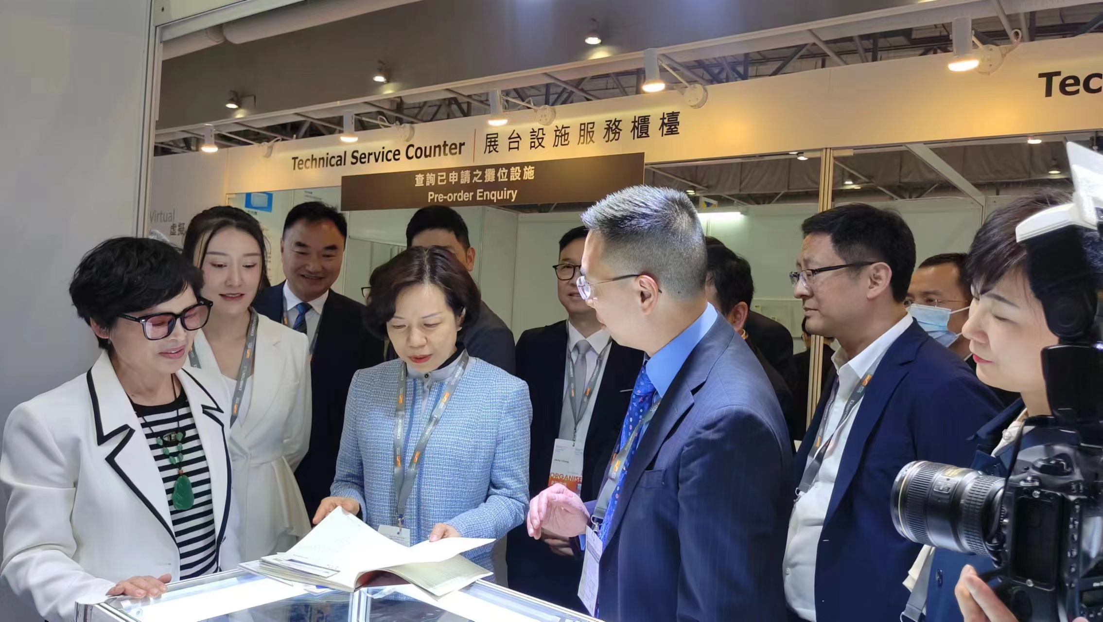 河南副省長王敏視察香港珠寶展會河南展區，為本地珠寶產業注入強大動力